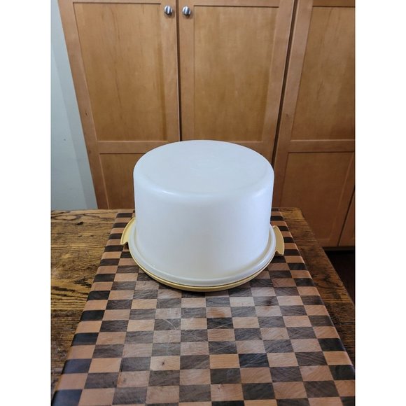Tupperware Other - Tupperware vintage cake taker.